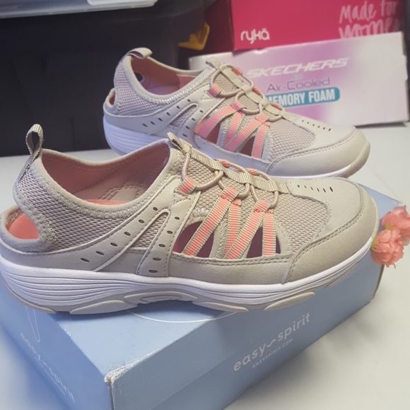 Easy Spirit Shoes - NIB womens Easy Spirit shoes size 6